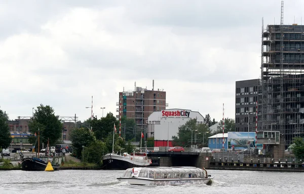 Amsterdam ve Amsterdam Kuzey Nehri IJ böler — Stok fotoğraf