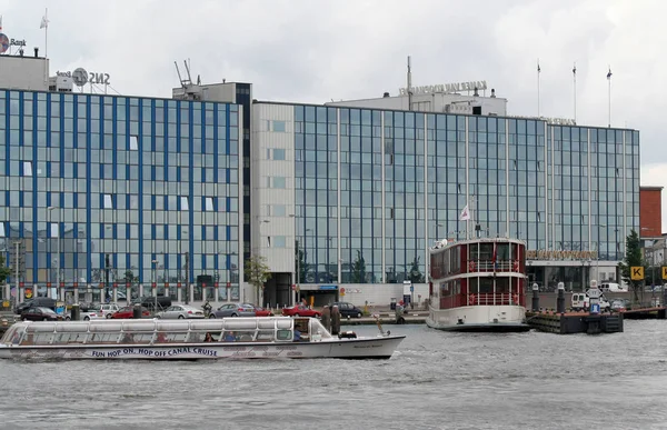 Río IJ divide Amsterdam y Amsterdam Norte — Foto de Stock