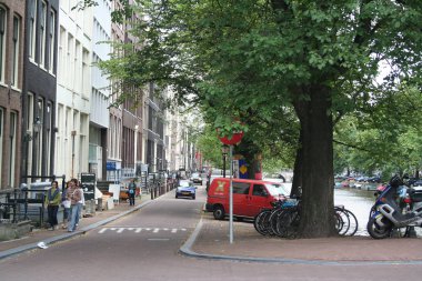 Keizersgracht üzerinde küçük ve daha geniş evler
