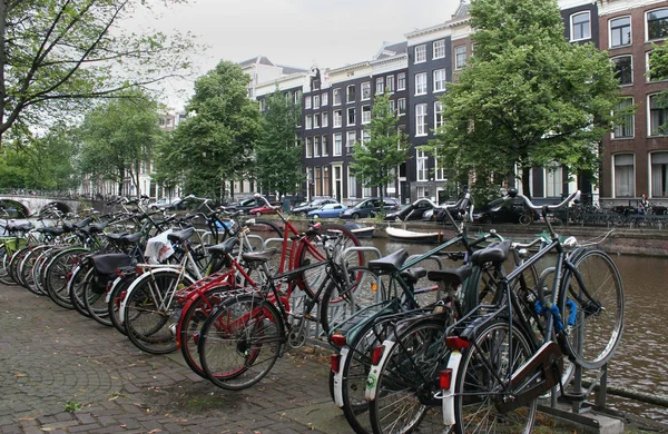 Kleine en grotere huizen aan de Keizersgracht — Stockfoto