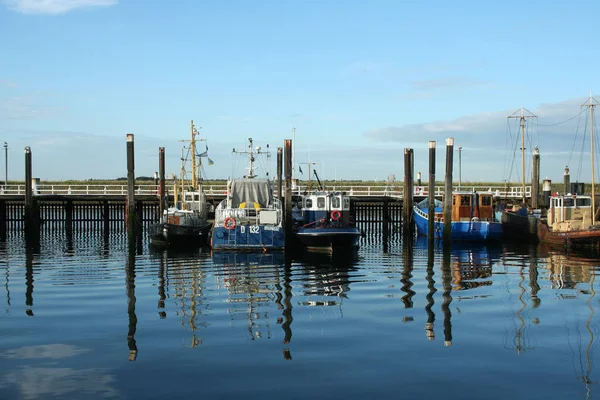 Reflexões de barcos de pesca no porto — Fotografia de Stock