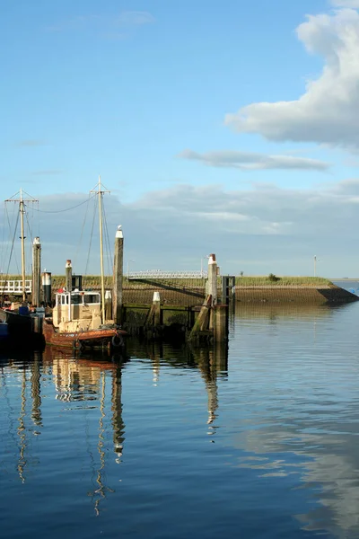 Reflecties van fishingboats in haven — Stockfoto