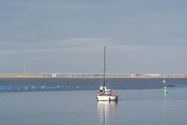 Segelbåt nära harbour — Stockfoto