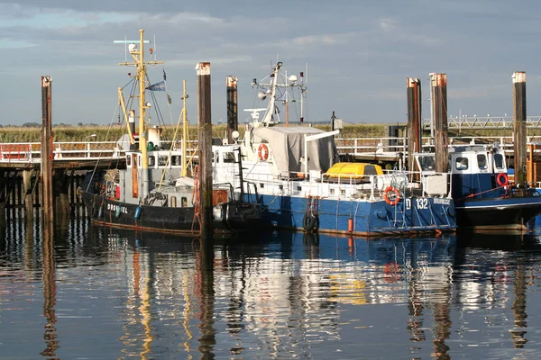 Reflejos de barcos de pesca en el puerto — Foto de Stock