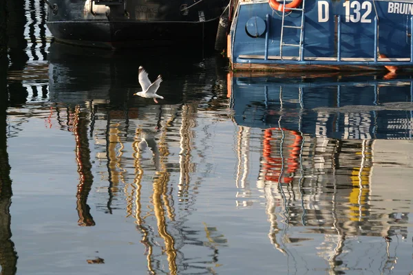 Spiegelungen von Fischerbooten im Hafen — Stockfoto