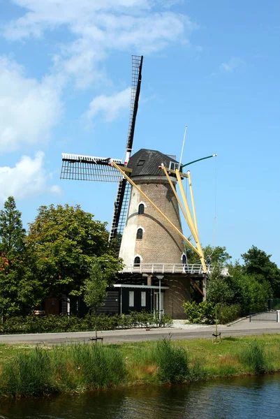Vieux moulin de Cornouailles dans village — Photo