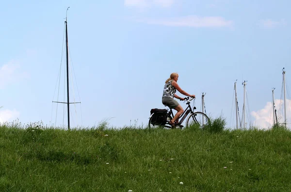 Fietsen op de dijk van Colijnsplaat — Stockfoto