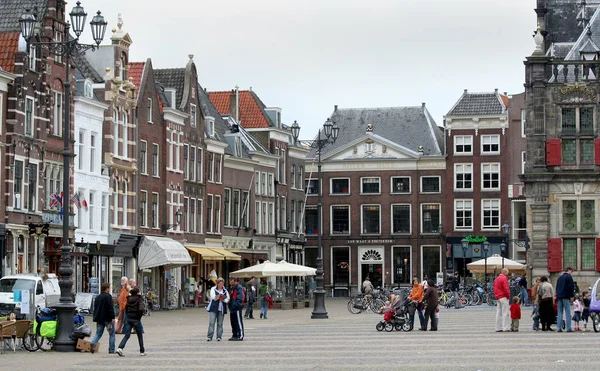 Delft, la Piazza del Mercato attira i turisti — Foto Stock