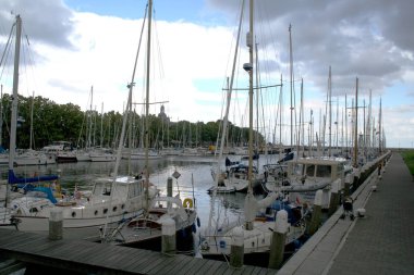Enkhuizen, tarihsel marina gemi yelken ile dolu