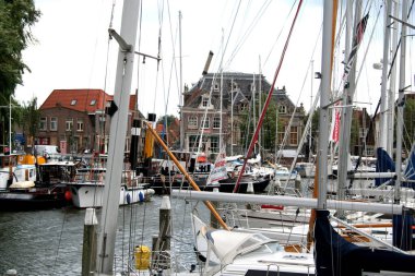 Enkhuizen, tarihsel marina gemi yelken ile dolu