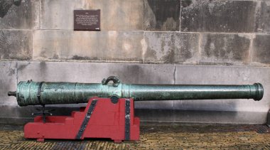 Belediye Binası önünde eski canon