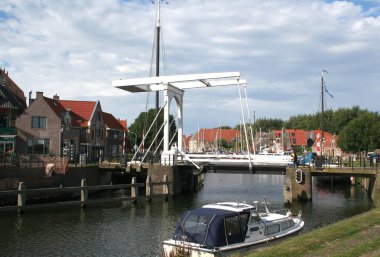 Bir Enkhuizen tarihi merkezinde bir asma köprü,