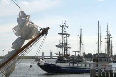 Enkhuizen, tarihsel marina gemi yelken ile dolu