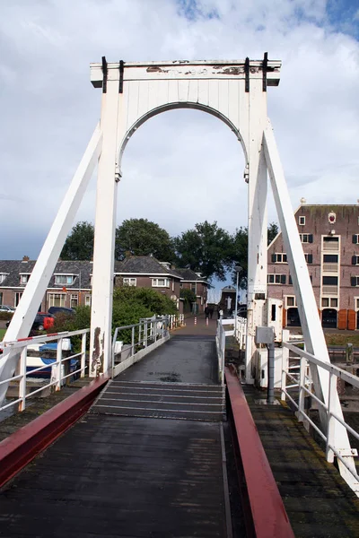 Ophaalbrug in het historische centrum van Enkhuizen, — Stockfoto