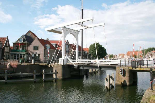 Puente levadizo en el centro histórico de Enkhuizen , — Foto de Stock