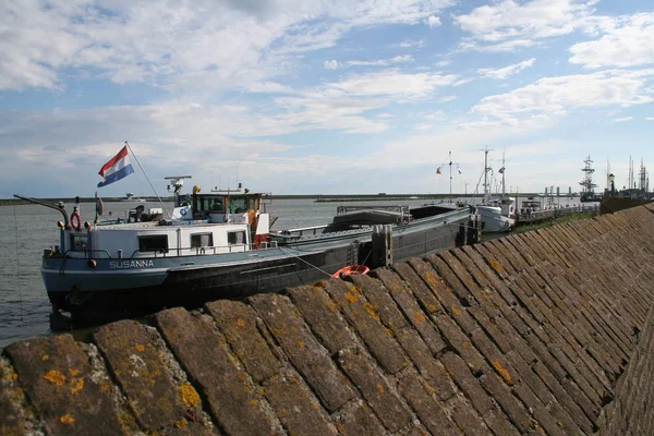 Enkhuizen，充满了帆船的历史滨海 — 图库照片