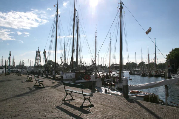 Enkhuizen, marina historique remplie de voiliers — Photo