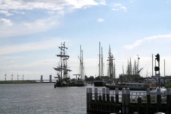 Enkhuizen, historyczne marina wypełnione żaglowce — Zdjęcie stockowe