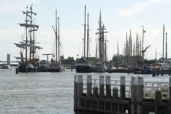 Энхёйзен, историческая гавань, заполненная затонувшими кораблями — стоковое фото