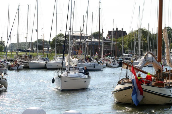 Enkhuizen, tarihsel marina gemi yelken ile dolu — Stok fotoğraf