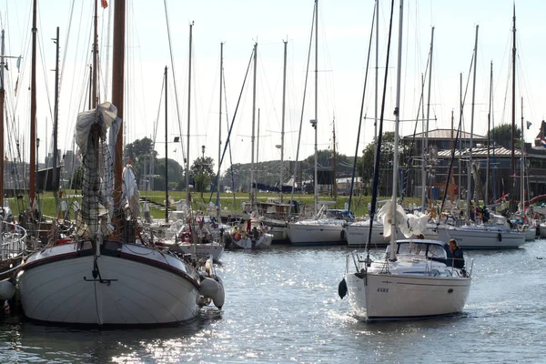 Enkhuizen, historischer Yachthafen voller Segelschiffe — Stockfoto