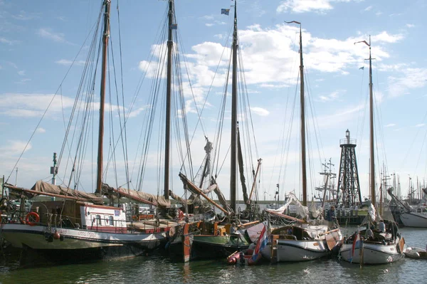 Enkhuizen, historiska marina fylld med segelfartyg — Stockfoto