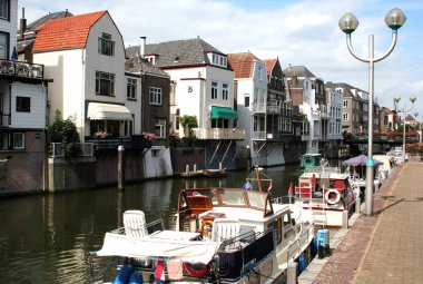 mutfak Rivier de Linge boyunca asılı