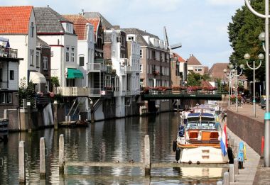 Nehirde De Linge Chorinchem içinde görüntüleyin.
