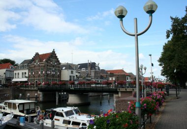 Nehirde De Linge Chorinchem içinde görüntüleyin.