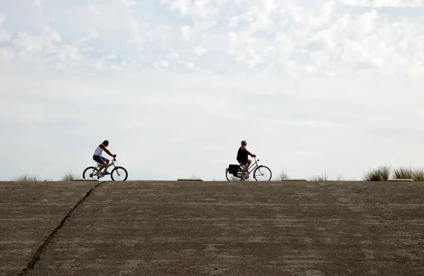 Ciclista in bicicletta sul Brouwersdam, la settima struttura delle Opere Delta . — Foto Stock