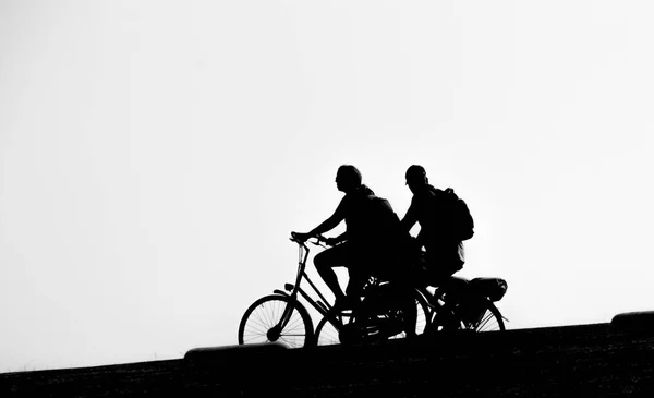 Bicicleta ciclista na Brouwersdam, a sétima estrutura da Delta Works . — Fotografia de Stock