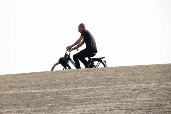 Solex-rider en el Brouwersdam, la séptima estructura de las Obras Delta . — Foto de Stock