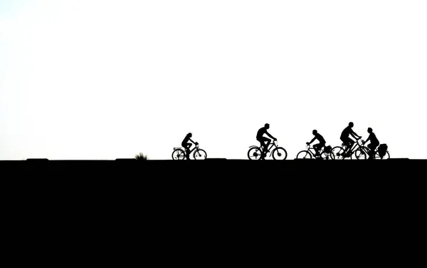 Cyklista Cyklistika na Brouwersdam, sedmý strukturu díla Delta. — Stock fotografie