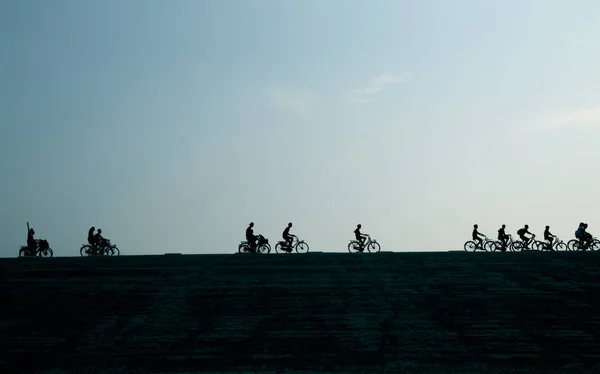 Ciclismo en la Brouwersdam, la séptima estructura de las obras del Delta . — Foto de Stock