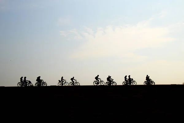 Kerékpáros kerékpározás a Brouwersdam, a Delta-gátrendszert hetedik felépítése. — Stock Fotó