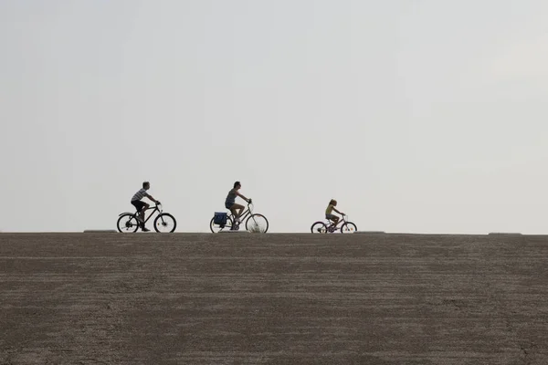 Ciclista in bicicletta sul Brouwersdam, la settima struttura delle Opere Delta . — Foto Stock