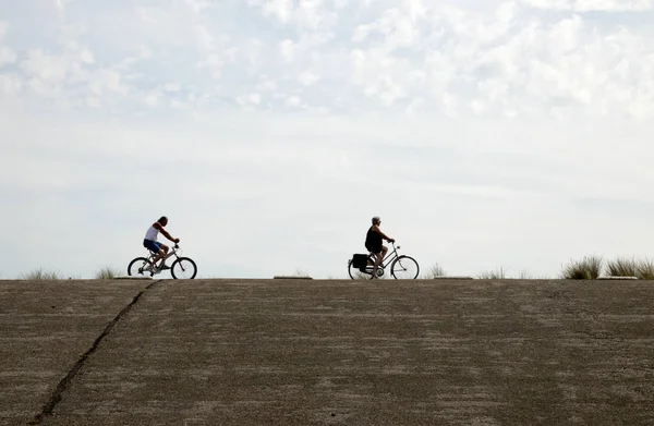 Rowerzysta, jazda na rowerze na Brouwersdam, siódmy struktury dzieła Delta. — Zdjęcie stockowe