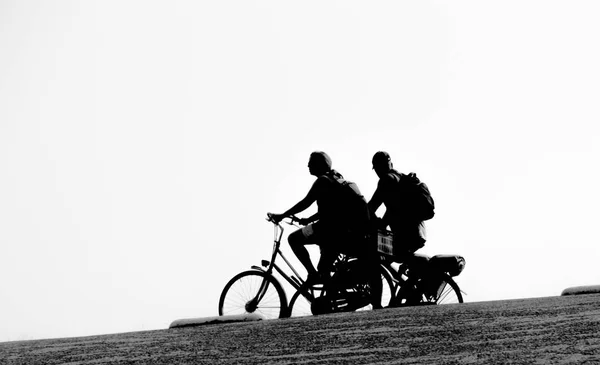 Ciclismo en la Brouwersdam, la séptima estructura de las obras del Delta . — Foto de Stock