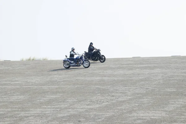 Motos sur le Brouwersdam, la septième structure de l'usine Delta . — Photo