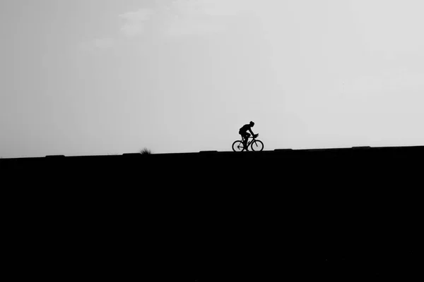 Ciclistas en bicicleta en el Brouwersdam, la séptima estructura de las Obras Delta . — Foto de Stock