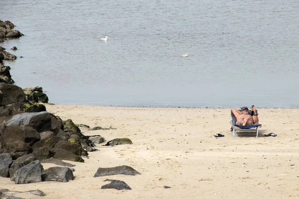 Strand plezier op de Brouwersdam, de zevende structuur van de Deltawerken. — Stockfoto