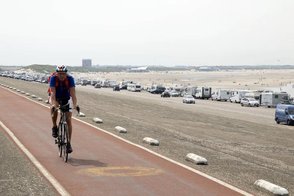 Cyklista Cyklistika na Brouwersdam, sedmý strukturu díla Delta. — Stock fotografie