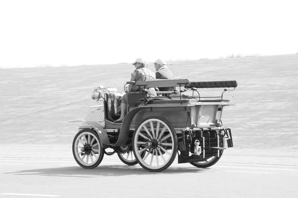 Historic car on the Brouwersdam, the seventh structure of the Delta Works. — Stock Photo, Image