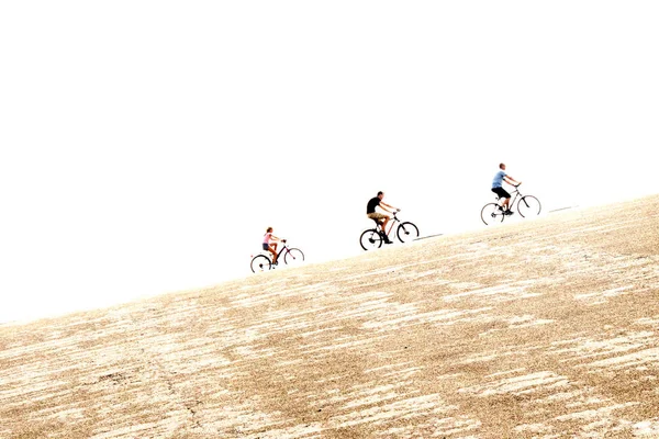 Ποδηλάτη, ποδηλασία για το Brouwersdam, η έβδομη δομή των έργων της Delta. — Φωτογραφία Αρχείου