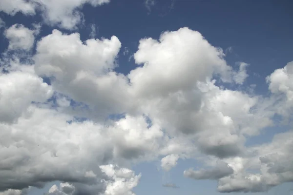 Weiße Wolken am blauen Himmel — Stockfoto