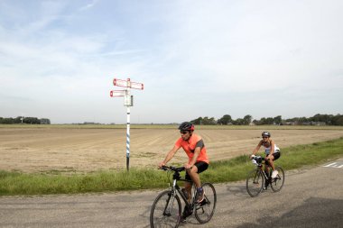 Schouwen Duiveland içinde kırsal manzara içinde bisiklet