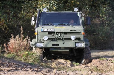 Yol drivig bir kum kazanan çukurda kapalı heyecan verici