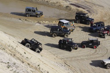 Yol drivig bir kum kazanan çukurda kapalı heyecan verici