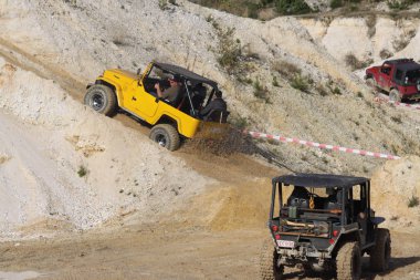Yol drivig bir kum kazanan çukurda kapalı heyecan verici