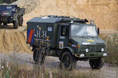 Yol drivig bir kum kazanan çukurda kapalı heyecan verici